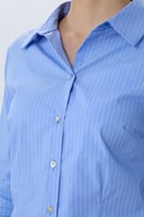 قميص سماوي مقلم بأكمام طويلة