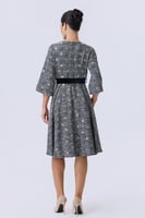 فستان رصاصي بحزام على الخصر