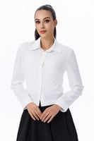 بلوزة بيضاء قصيرة