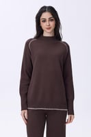 طقم بني مكون من بلوزة وبنطلون بقصّة مريحة