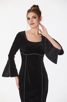 فستان مخمل مع اكسسوار