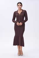 فستان بني ضيق بأزرار أمامية وتصميم ميدي
