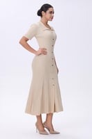 فستان بيج محبوك بأزرار أمامية