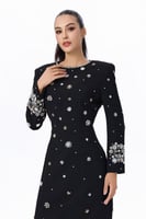 فستان أسود مطرز