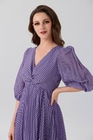 فستان بنفسجي بنقشة هندسية