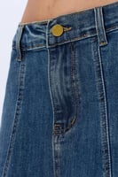 تنورة جينز واسعة بتفاصيل درزات