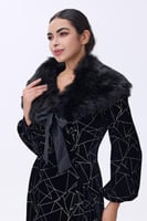 شال أسود بفرو ناعم وربطة ساتان