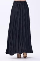 تنورة سوداء بتصميم مجعد انسيابي