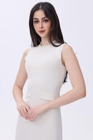 فستان أوف وايت صوف بلا أكمام