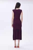 فستان بورغندي مزين باللؤلؤ وتنورة بليسيه