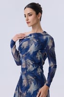 فستان طويل أزرق مطبوع بأكمام طويلة وكتف مكشوف