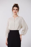بلوزة كتان بتقليمات