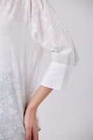 بلوزة قطن اوف وايت مع تطريز