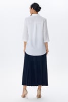 بلوزة بيضاء بتطريز لامع