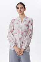 بلوزة بطبعة ورود بلون وردي