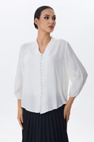 بلوزة كريمية منقطة و أزرار