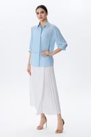 بلوزة سماوي بقماش مجعد وأكمام مطوية