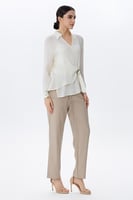 بلوزة شيفون لف باللون الأوف وايت