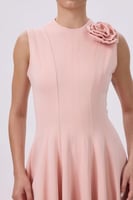 فستان زهري ميدي بوردة على الكتف