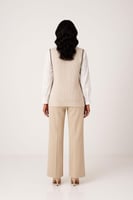 توب وقميص مدمج بتصميم قطعتين بلون بيج وأبيض