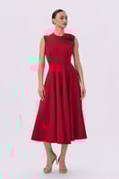 فستان أحمر ميدي بورده على الكتف