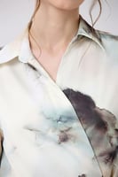 بلوزة ساتان بقصة صدر مزدوج