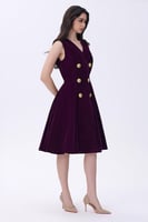 فستان بورغندي مخملي بأزرار ذهبية