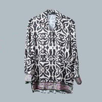 بلوزة ساتان بنقشة مميزة اسود وبيج