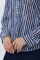 بلوزة ساتان مخططة باللونين الأزرق والكحلي