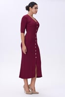 فستان عنابي محبوك بأزرار أمامية