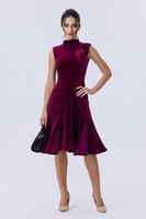 فستان مخملي قصير بزهرة على الصدر