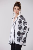 بلوزة ساتان بياقة مميزة