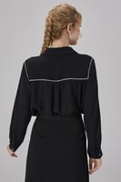 بلوزة شيفون أسود مع اكسسوار