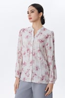 بلوزة بطبعة ورود بلون وردي