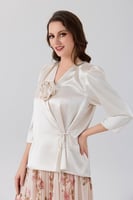 بلوزة ساتان مزينة بوردة