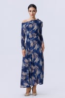 فستان طويل أزرق مطبوع بأكمام طويلة وكتف مكشوف