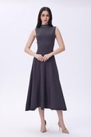 فستان رصاصي مطرّز بتفاصيل براقة