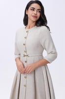 فستان بيج أنيق بتفاصيل أزرار ذهبية