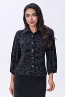 بلوزة رمادية بنقشة فهد وأزرار أمامية