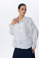 بلوزة ساتان بطبعة أزهار ناعمة