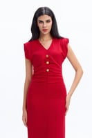 فستان ميدي أحمر بأزرار ذهبية