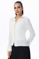 بلوزة بتفاصيل دانتيل