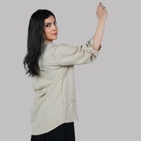 بلوزة كتان كاكي مع تطريز