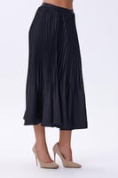 تنورة بليسيه ساتان بلون أسود