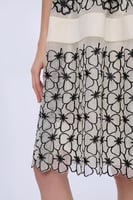 فستان شيفون بيج مع الورد