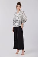 بلوزة ستان ناعم بنقشة