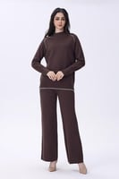 طقم بني مكون من بلوزة وبنطلون بقصّة مريحة