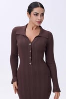 فستان بني ضيق بأزرار أمامية وتصميم ميدي