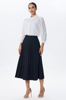 بلوزة بيضاء بياقة كشكش