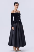 فستان أسود مخملي بأكتاف مكشوفة وتنورة واسعة